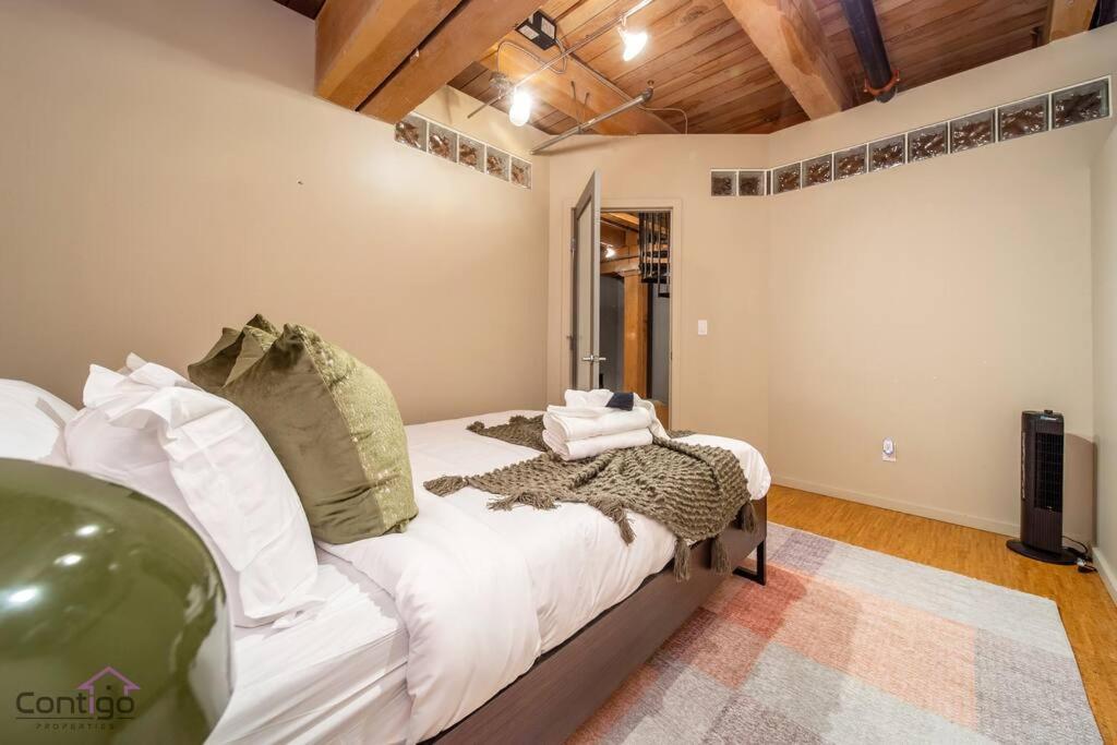 Historic Jd Loft, Near Ice District, Rogers Place, Ug Parking Edmonton Bagian luar foto